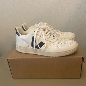 VEJA V-10 Low Top Sneakers (40 EU)